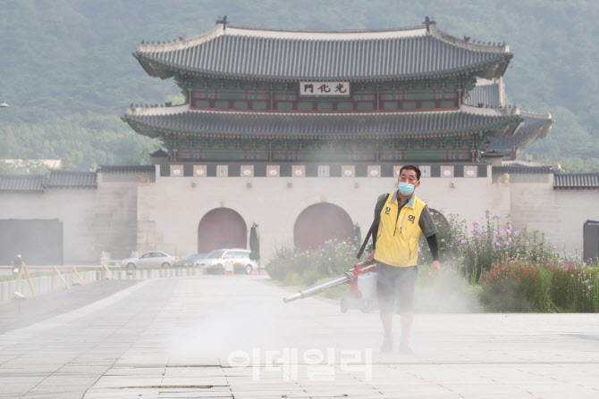 [포토]대규모 집회가 열렸던 광화문광장 방역