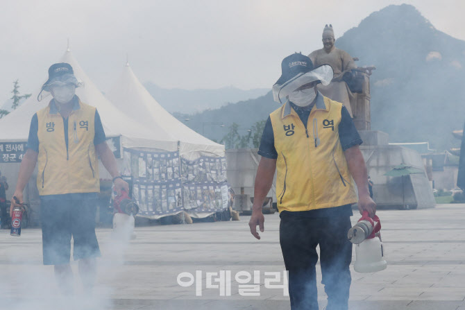 [포토]방역하는 관계자들