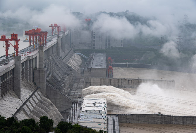 中 양쯔강 덮친 5번째 홍수…싼샤댐 방류량 늘려