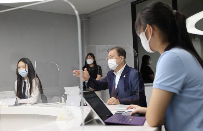 文, 한국판 뉴딜에 '고삐'…"미래 궁금한 것은 부동산" 발언도(종합)