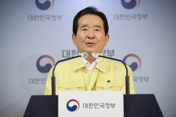 정 총리 “내일부터 수도권 교회 모임 금지…클럽 중단”(상보)