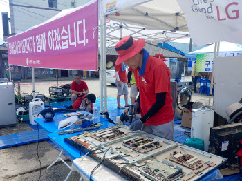 LG전자, 임직원 봉사단 꾸려 구례군서 수해복구 활동