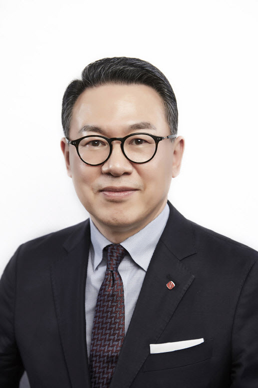 논란에도 롯데지주 수장된 '불사조' 이동우의 힘은?