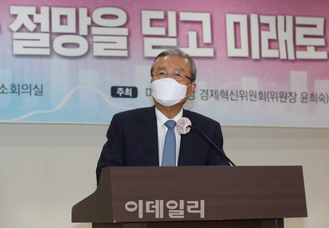 [포토]축하하는 김종인 비대위원장