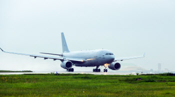 이라크 교민들, 군용기로 귀국한 건…카타르공항 때문?