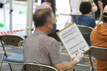 "집회 안갔다" 시치미, "검사 안받는다" 고집…속타는 자식들