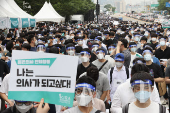 파업 전공의에 정부 "코로나19 진정까지 입장 유보하자"