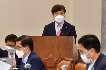 이주열 "코로나19 재확산으로 경제회복세 약화…완화적 통화정책 유지"