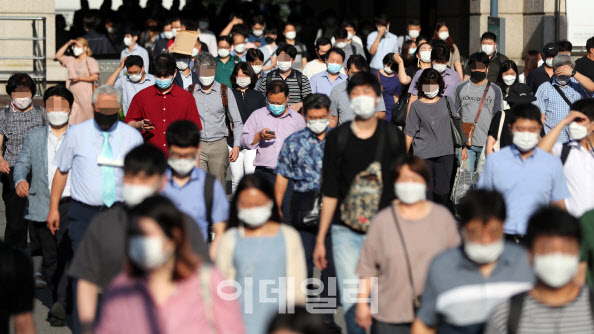 "잠깐이니, 야외니 괜찮다"…마스크 의무착용 첫날 곳곳 빈틈
