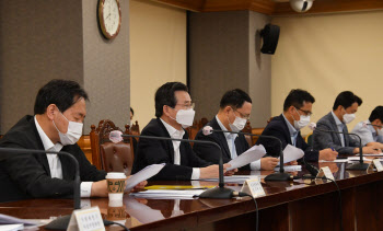 김용범 기재차관 “방역·경제 상충 딜레마, 코로나 장기화 대비”