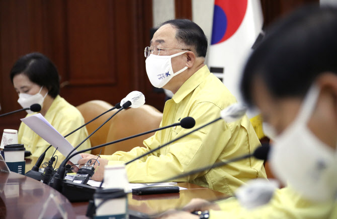 홍남기 “육아휴직 분할횟수 늘리고·가사근로자법 제정”(상보)