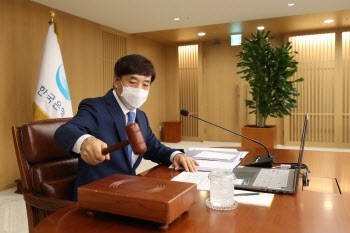 이주열 "거리두기 격상 등 경기충격 확대시 추가 금리인하 가능"
