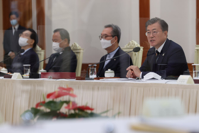 文대통령·개신교 지도자, ‘종교의 자유’ 놓고 정면충돌(종합)