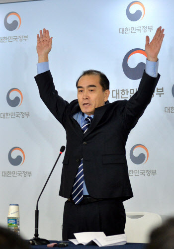 北 대북전단 살포 금지법 반대한 태영호에 "인간쓰레기, 천벌받을 것"