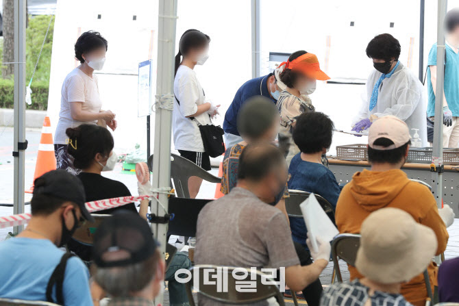 “신규 확진 441명…시간 없다, 3단계 거리두기 빨리 시행해야”
