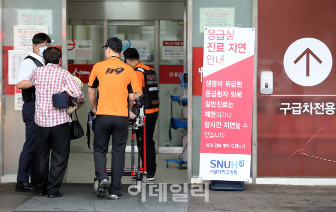 [포토]'응급실로 들어가는 응급 환자'