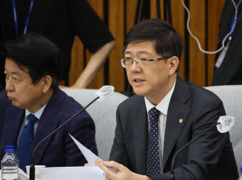 김홍걸, 강남 아파트 매각 대신 증여…전세금도 4억 올려 논란