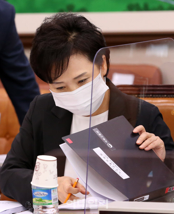 [포토]자료 살펴보는 김현미 장관