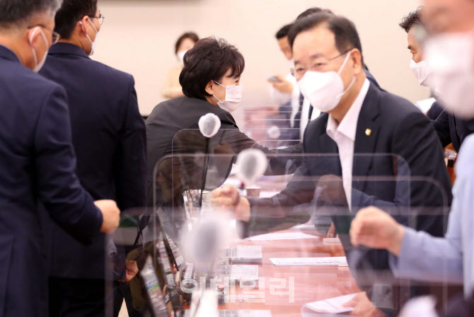 [포토]국토위 2019 회계연도 결산 회의 마친 김현미 국토부 장관