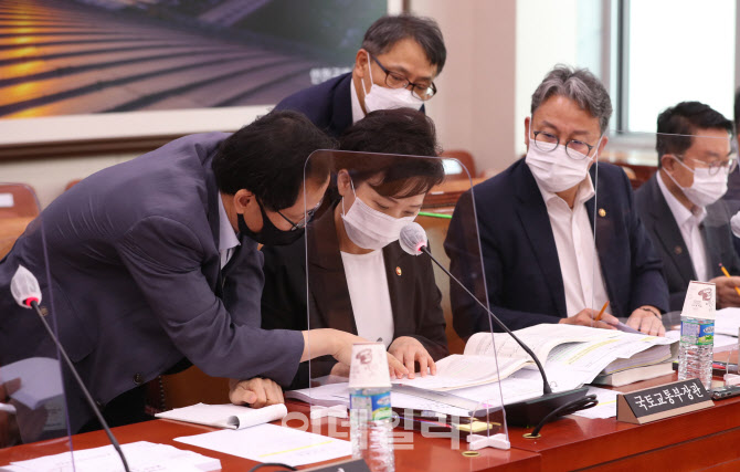 [포토]자료 살펴보는 김현미 국토부 장관