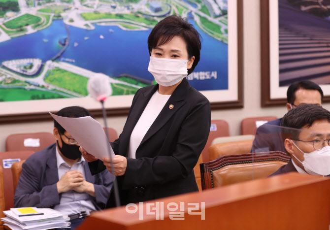 [포토]이동하는 김현미 국토교통부 장관