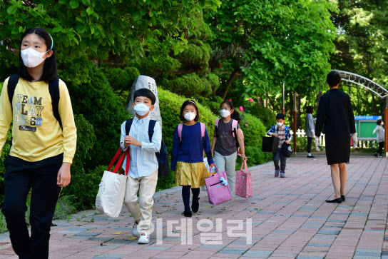 코로나19 확산에 7507개교 등교중단..최다 기록 또 경신