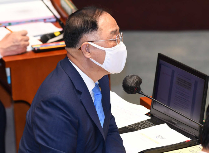 홍남기, 野의원 "철없다" 비하에 맞장구…진성준 "참으로 경솔"