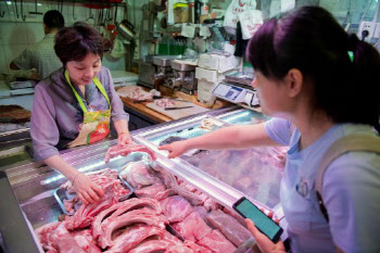 ASF에 물류대란·홍수까지..중국서 돼지고기 품귀현상