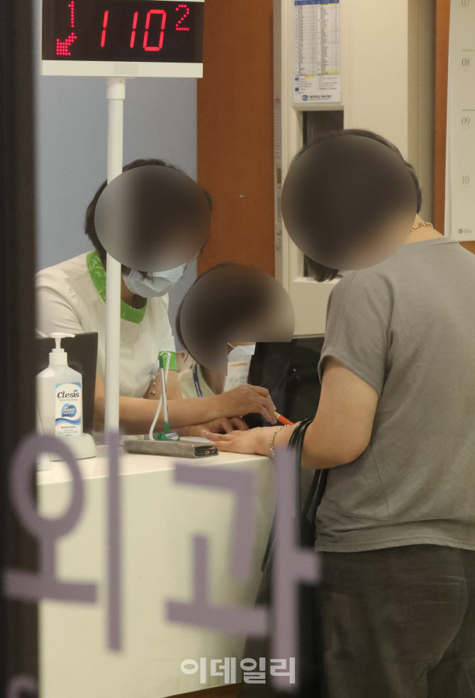 [포토]서울성모병원 외과 전문의, 파업중인 전공의 지지