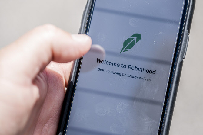 美주식거래 앱 '로빈후드'에 불만 폭발…"주식투자 위험은 나몰라라"