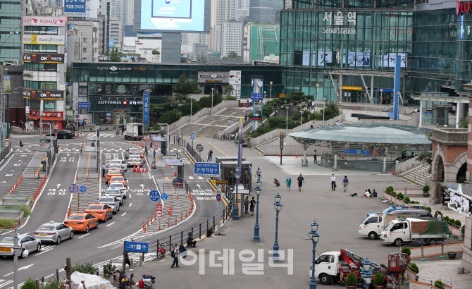 [포토]사회적 거리 두기 2.5단계, 한산한 서울역