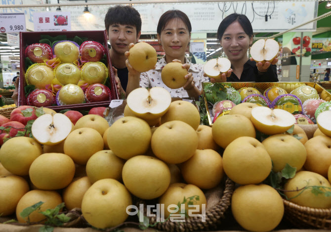 [포토] 농협하나로마트 양재점, 햇 화산배 출하