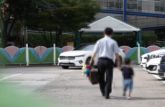 정부, `가족돌봄휴가 기간 확대` 법개정 지원…돌봄 보완대책 논의