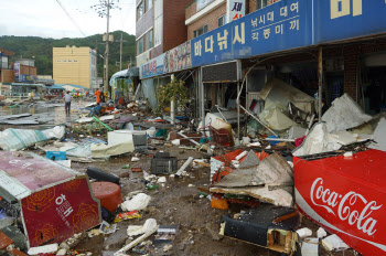 동해로 빠져나간 '마이삭'…서울 날아갈 듯한 강풍 왜