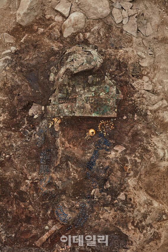 금동신발에 금동관까지…키 170cm의 신라 무덤 주인은?