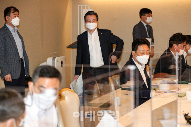 [포토] 정책점검회의 참석하는 김용범 차관