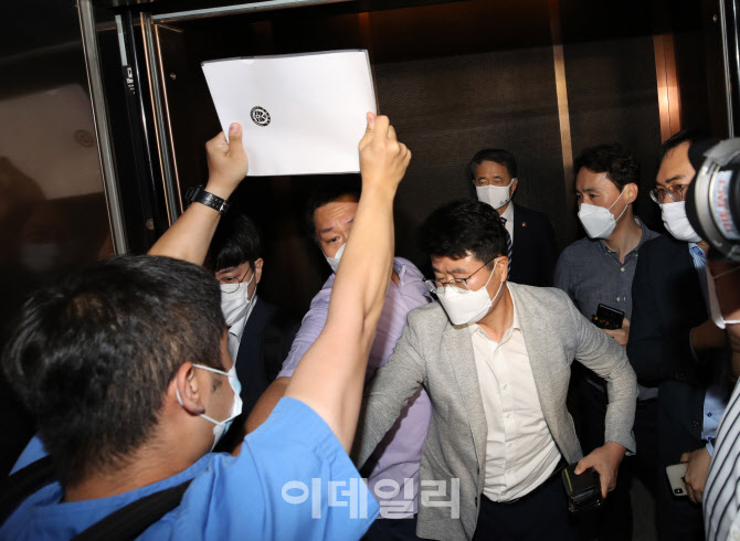 [포토]'정부-의료계, 공공의료 확충 정책 관련 협상 서명식' 반대하는 의사들