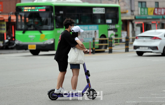 [포토]전동퀵보드, '2인 탑승 금지'