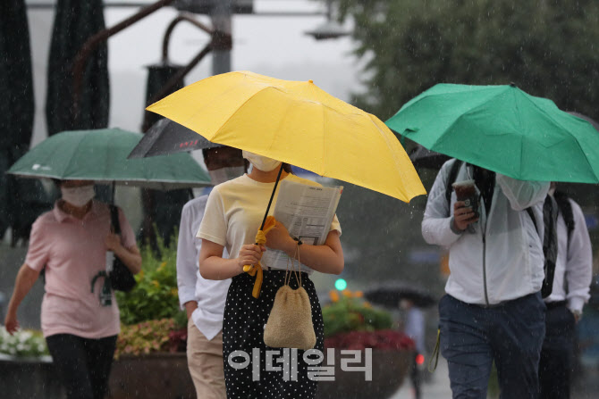 [포토]비 맞으며 출근하는 시민들