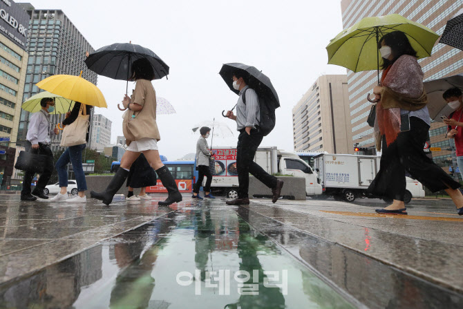 [포토]출근길, 태풍 '하이선'으로 많은 비 예보