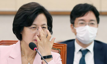 추미애, '아들 의료기록 없다 의혹'에 "카투사는 보관기관 1년"