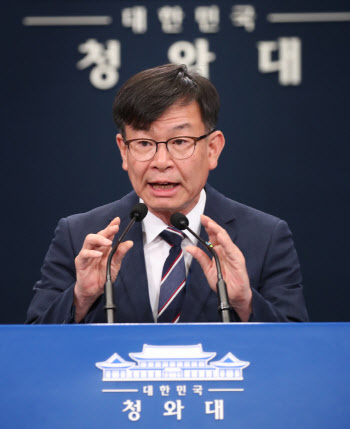 김상조 “일부 지역 주택가격 튀어…선별대책 마련하고 있어”