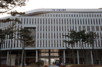 고용부, 코로나19 방역위해 외국인근로자 사업장 1500곳 점검