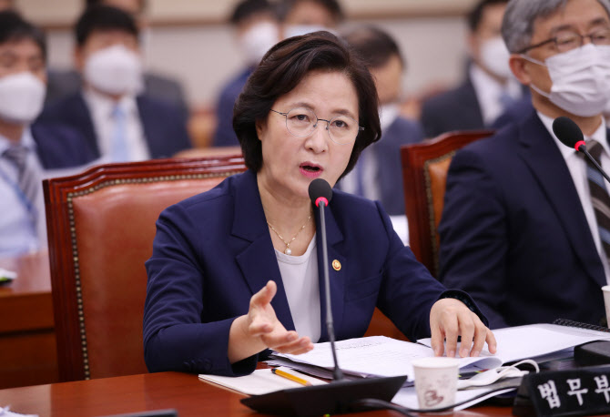 추미애 "아들 통역병 청탁·차량 세테크, 딸 비자 청탁 모두 아냐"