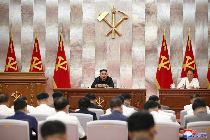 김정은, 중앙군사위 회의 개최 “태풍피해로 투쟁방향 재검토”
