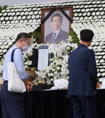 靑, ‘故박원순 가족장’ 청원에 “성평등 민주 사회 노력할 것”