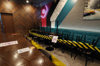 취업자수 6개월째 뒷걸음질…홍남기 "9월엔 충격 더 클 것"