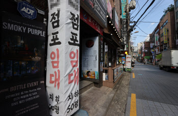 코로나 재확산에…‘약한 고리’ 자영업자·임시직 도미노 고용 쇼크