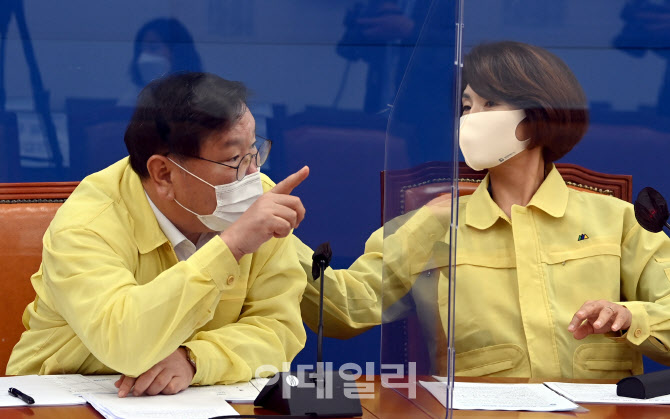 [포토]정책조정회의, '현안 논의하는 김태년-한정애'