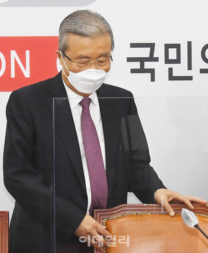 [포토]비대위 참석하는 김종인, '개천절 집회 미뤄달라'